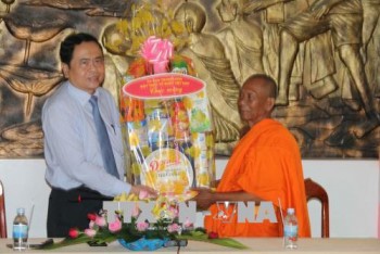 Chủ tịch Ủy ban Trung ương MTTQ Việt Nam Trần Thanh Mẫn thăm và chúc Tết cổ truyền đồng bào Khmer ở Trà Vinh
