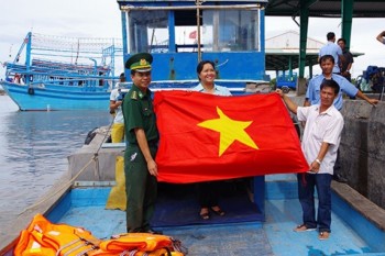 Đồn Biên phòng Thanh Hải phối hợp với ngư dân thực hiện chiến dịch làm sạch biển