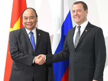 Thủ tướng gặp Thủ tướng Nga và Tổng thống Philippines bên lề ASEAN 31