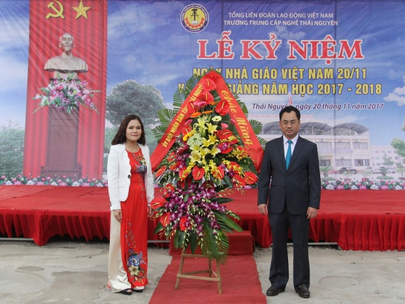 Lãnh đạo tỉnh chúc mừng Ngày Nhà giáo Việt Nam tại Trường Trung cấp nghề Thái Nguyên