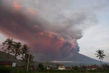 Núi lửa ở đảo Bali phun trào: 7 người Việt Nam đang bị mắc kẹt