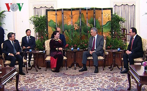 Chủ tịch Quốc hội hội kiến với Thủ tướng Singapore