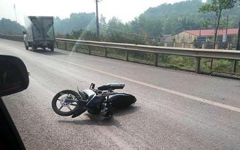 CSGT bị người lái xe máy vi phạm húc trên đường cao tốc đã tử vong