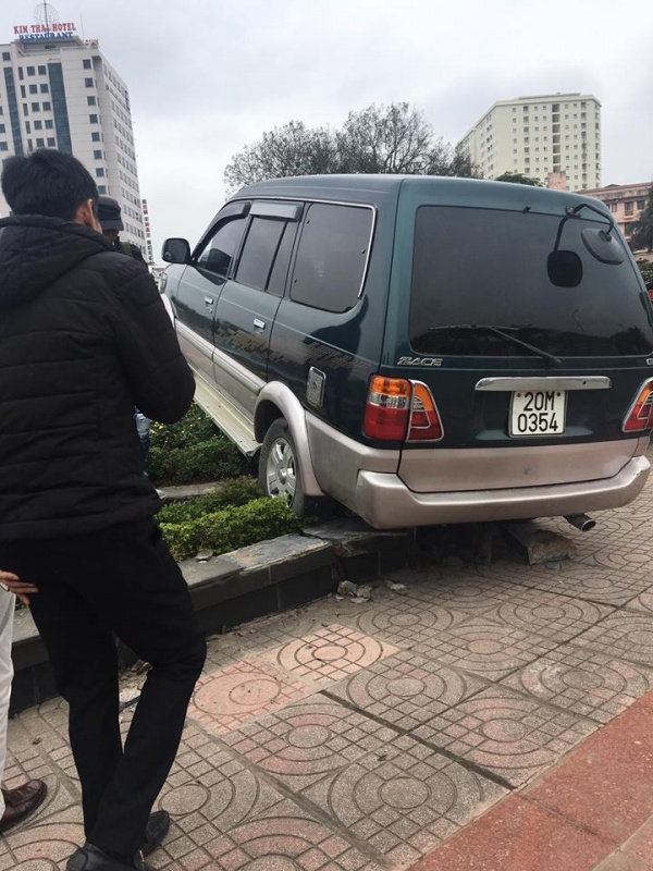 Xe ô tô Toyota Zace lao lên đảo tròn trung tâm Thành phố Thái Nguyên