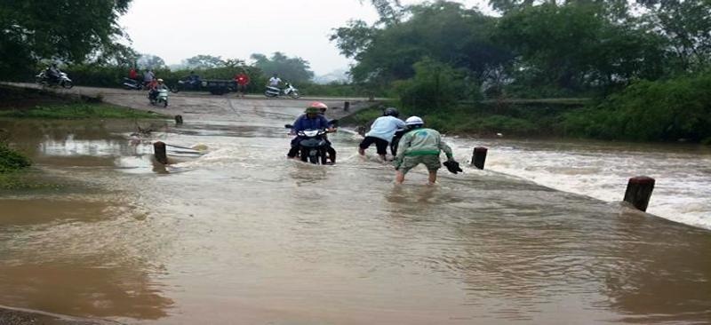 Nguy hiểm khi lưu thông qua tràn Bình Tiến, Thị xã Phổ Yên vào mùa mưa