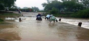 Nguy hiểm khi lưu thông qua tràn Bình Tiến, Thị xã Phổ Yên vào mùa mưa