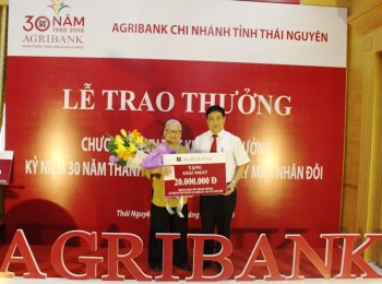 Agribank Thái Nguyên trao thưởng cho khách hàng