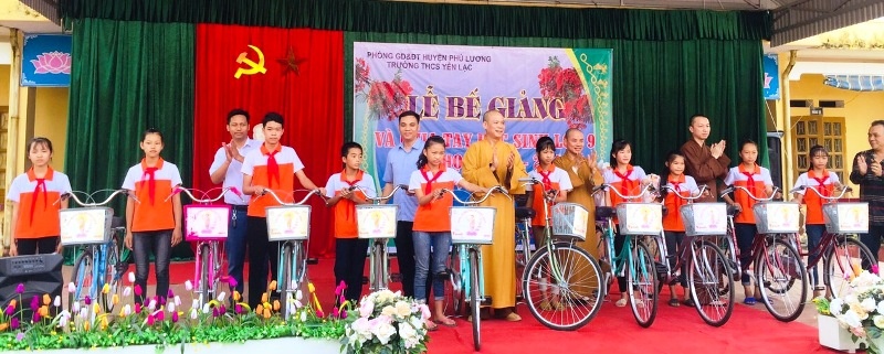 Ban Trị sự Giáo hội Phật giáo tỉnh Thái Nguyên: Tặng quà học sinh nghèo vượt khó
