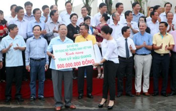 Tặng tỉnh Hậu Giang 500 triệu đồng hỗ trợ dự án môi trường xanh