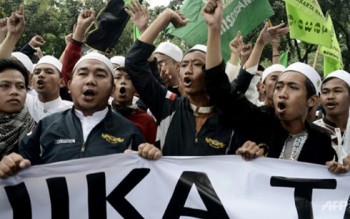 Cảnh sát Indonesia đối phó biểu tình chống người xúc phạm Hồi giáo