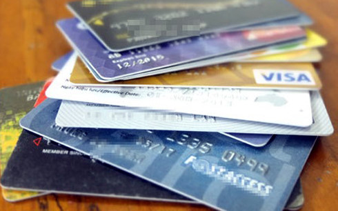 Ngân hàng tự ý thu phí thường niên thẻ tín dụng: Khách hàng khiếu nại