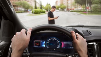 Những công nghệ hỗ trợ giúp người cao tuổi lái xe an toàn