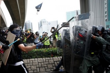 Người biểu tình Hong Kong tức giận vì buổi họp báo của Trung Quốc - VnExpress