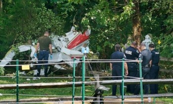 Máy bay Mỹ đâm vào khu dân cư, ba người chết