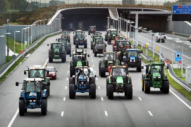 Nông dân lái máy kéo trên 1.000 km đường làm giao thông Hà Lan tê liệt