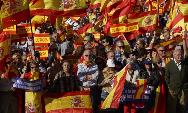 Hàng chục nghìn người tuần hành phản đối ly khai ở Catalonia 