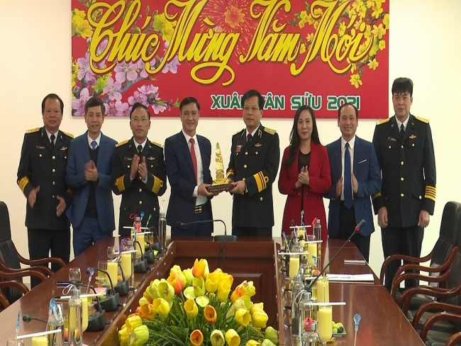 Đoàn công tác tỉnh Thái Nguyên thăm, chúc tết Bộ Tư lệnh Hải quân