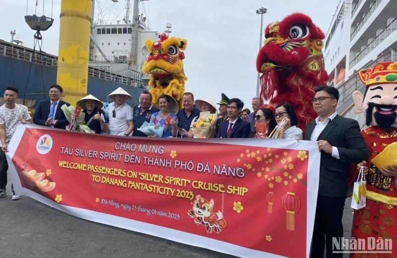 Hơn 400 khách du lịch tàu biển châu Âu đến Đà Nẵng