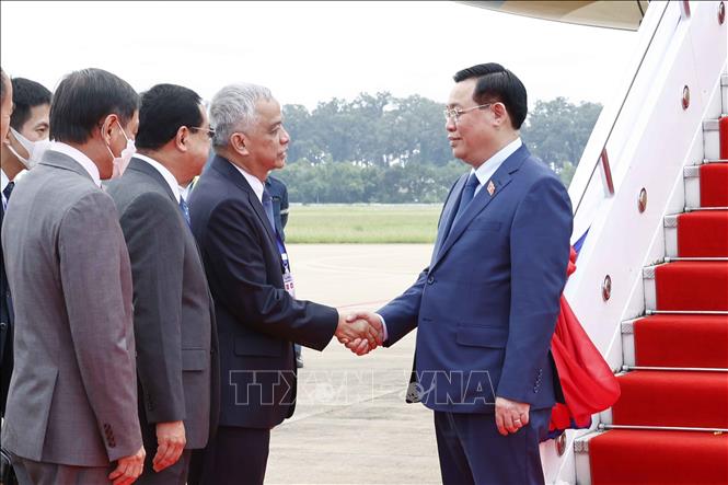 Chủ tịch Quốc hội Vương Đình Huệ bắt đầu thăm chính thức nước Cộng hòa Dân chủ Nhân dân Lào