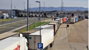 Cảnh sát Slovenia phát hiện 22 người di cư trong xe bồn vào châu Âu