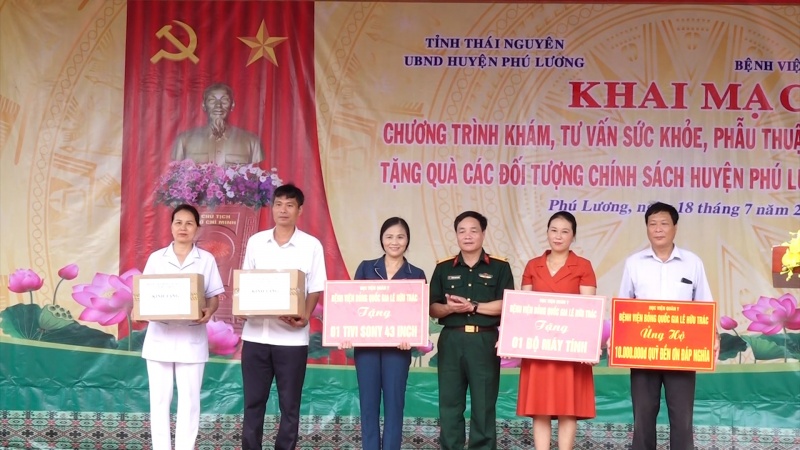Thăm, tặng quà cho đối tượng chính sách tại Phú Lương