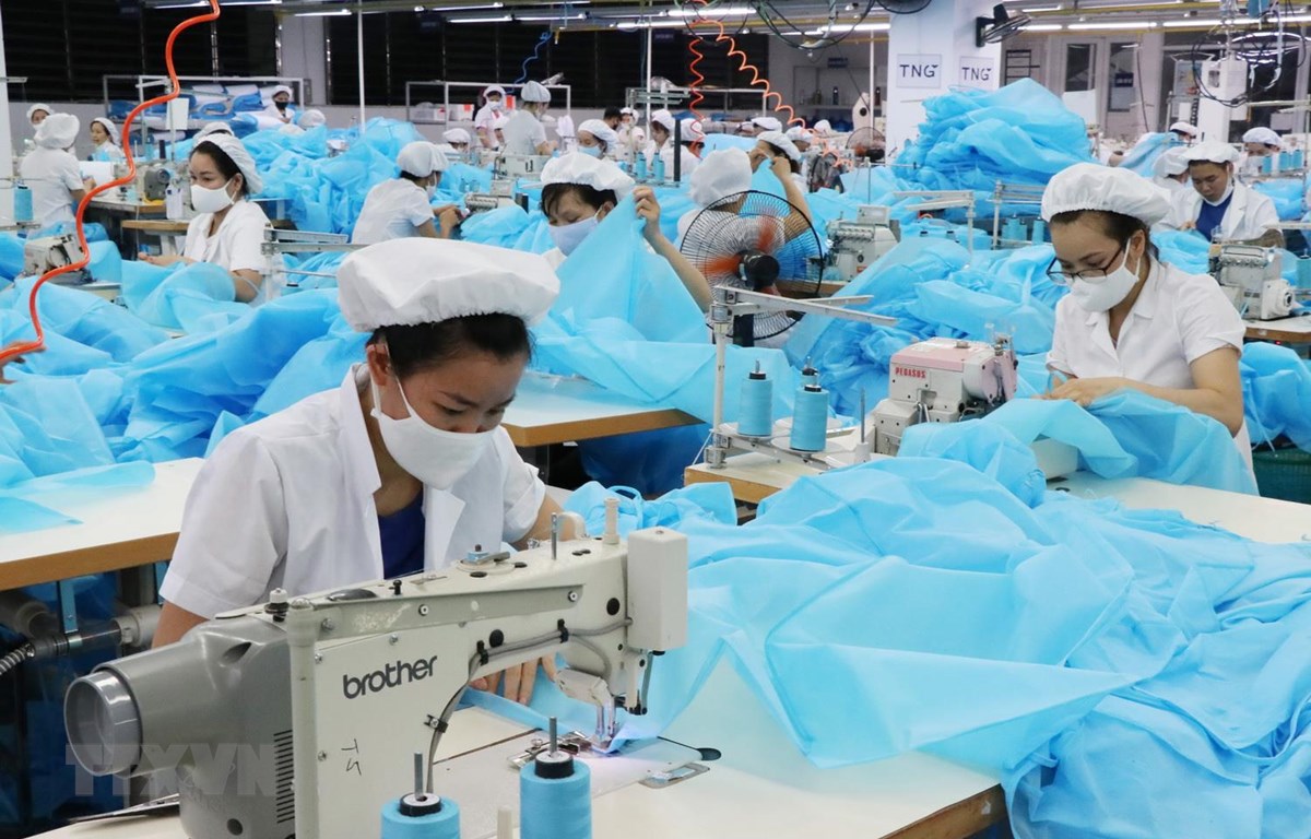 Công nhân Công ty cổ phần đầu tư và thương mại TNG sản xuất hàng dệt may xuất khẩu. (Ảnh: Hoàng Nguyên/TTXVN)