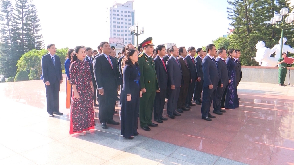 Đoàn đại biểu dự Đại hội Đảng bộ tỉnh lần thứ XX dâng hương tưởng niệm các anh hùng liệt sĩ