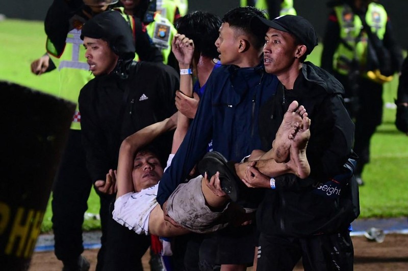 [Ảnh] Thảm kịch khiến hơn 300 người thương vong trong vụ bạo động tại giải bóng đá Indonesia ảnh 15