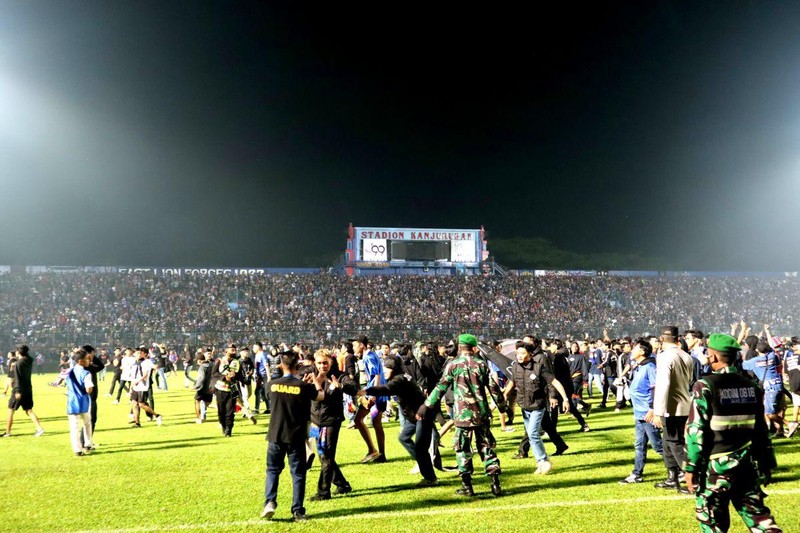 [Ảnh] Thảm kịch khiến hơn 300 người thương vong trong vụ bạo động tại giải bóng đá Indonesia ảnh 9