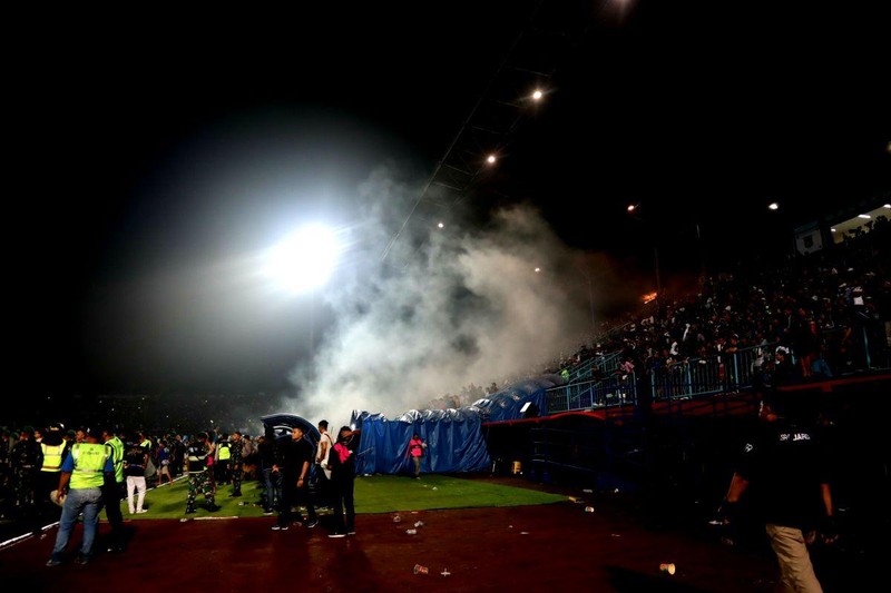 [Ảnh] Thảm kịch khiến hơn 300 người thương vong trong vụ bạo động tại giải bóng đá Indonesia ảnh 1
