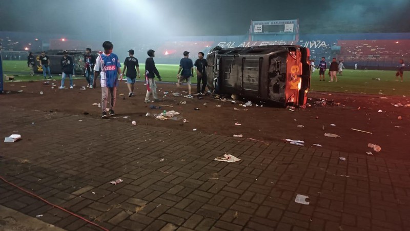 [Ảnh] Thảm kịch khiến hơn 300 người thương vong trong vụ bạo động tại giải bóng đá Indonesia ảnh 10