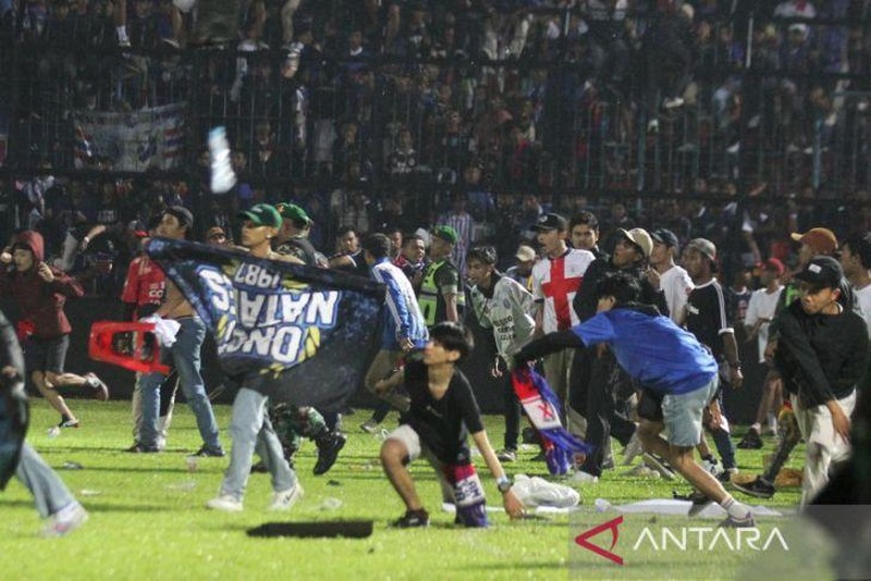 [Ảnh] Thảm kịch khiến hơn 300 người thương vong trong vụ bạo động tại giải bóng đá Indonesia ảnh 7