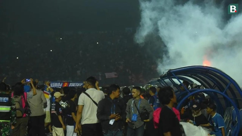 [Ảnh] Thảm kịch khiến hơn 300 người thương vong trong vụ bạo động tại giải bóng đá Indonesia ảnh 2