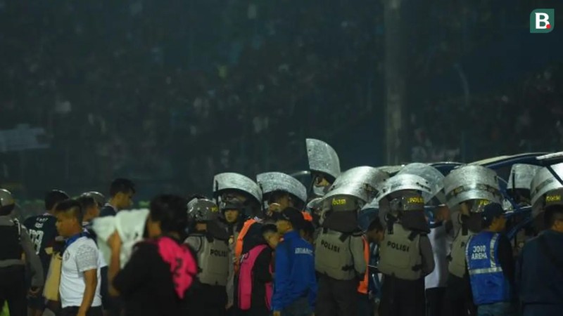 [Ảnh] Thảm kịch khiến hơn 300 người thương vong trong vụ bạo động tại giải bóng đá Indonesia ảnh 5