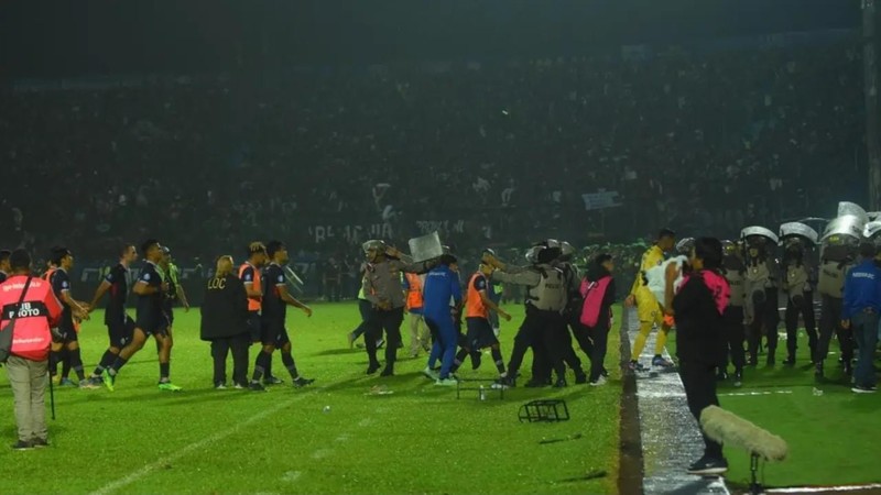 [Ảnh] Thảm kịch khiến hơn 300 người thương vong trong vụ bạo động tại giải bóng đá Indonesia ảnh 3