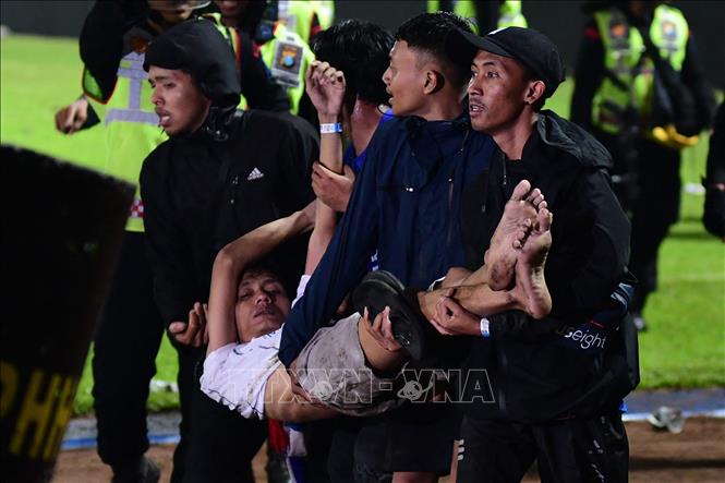 Gia tăng thương vong trong vụ bạo loạn tại sân vận động ở Indonesia