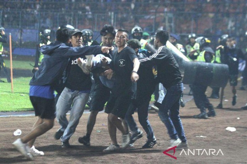 [Ảnh] Thảm kịch khiến hơn 300 người thương vong trong vụ bạo động tại giải bóng đá Indonesia ảnh 16