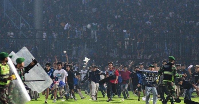[Photo] Thảm kịch khiến hơn 300 người thương vong trong vụ bạo động tại giải bóng đá Indonesia