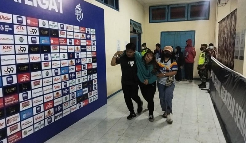 [Ảnh] Thảm kịch khiến hơn 300 người thương vong trong vụ bạo động tại giải bóng đá Indonesia ảnh 14