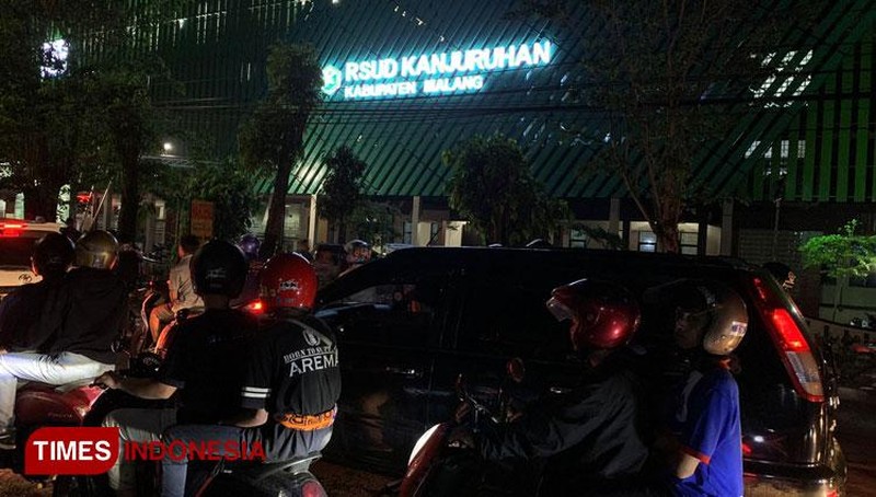 [Ảnh] Thảm kịch khiến hơn 300 người thương vong trong vụ bạo động tại giải bóng đá Indonesia ảnh 17