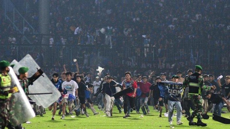 [Ảnh] Thảm kịch khiến hơn 300 người thương vong trong vụ bạo động tại giải bóng đá Indonesia ảnh 6