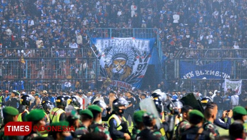 [Ảnh] Thảm kịch khiến hơn 300 người thương vong trong vụ bạo động tại giải bóng đá Indonesia ảnh 4