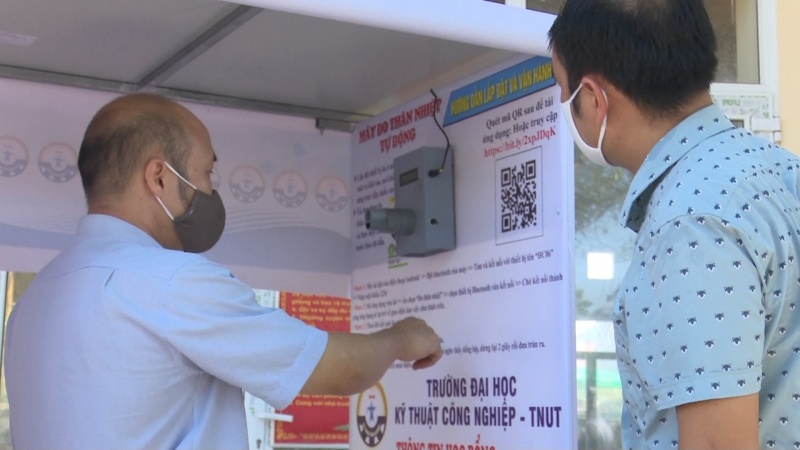 Trao tặng máy đo thân nhiệt tự động cho các trường Đại học và Cao đẳng trên địa bàn tỉnh Thái Nguyên