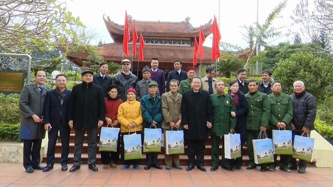 Đồng chí Phùng Quốc Hiển dâng hương Chủ tịch Hồ Chí Minh tại ATK Định Hóa