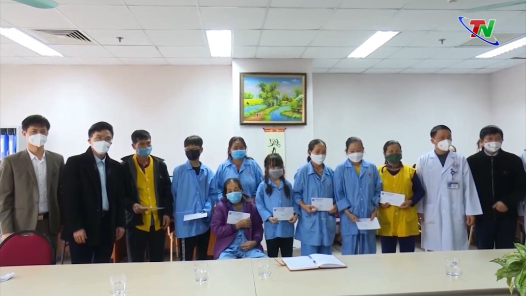 Bảo hiểm xã hội tỉnh Thái Nguyên tặng quà bệnh nhân có hoàn cảnh khó khăn
