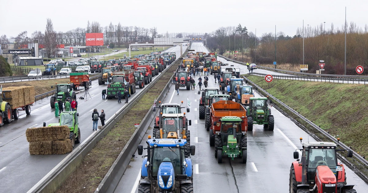 Tây Ban Nha: Nông dân lái máy kéo chặn nhiều tuyến đường lớn