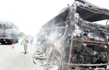 Xe ôtô giường nằm cháy rụi trên cao tốc Nội Bài-Lào Cai - Hành khách may mắn thoát nạn