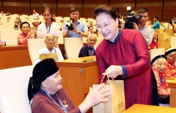Chủ tịch Quốc hội gặp mặt 300 Bà mẹ Việt Nam anh hùng