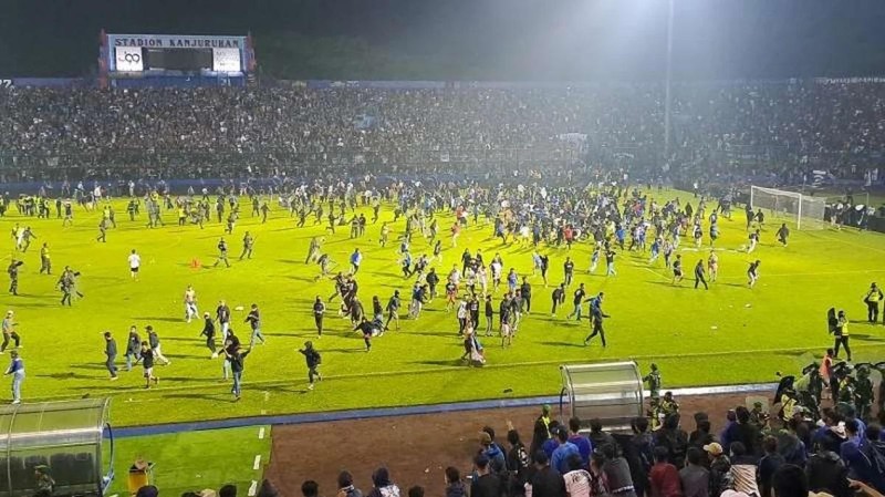 [Ảnh] Thảm kịch khiến hơn 300 người thương vong trong vụ bạo động tại giải bóng đá Indonesia ảnh 13