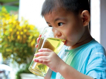 Trẻ nhỏ có nên uống nước chè xanh?